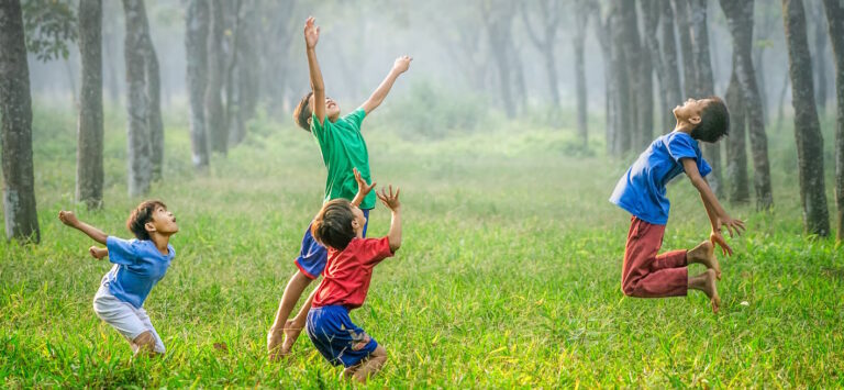 La importancia de jugar al aire libre